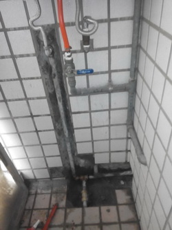 才興雙溪抓漏公司-後陽台熱水管修復實況