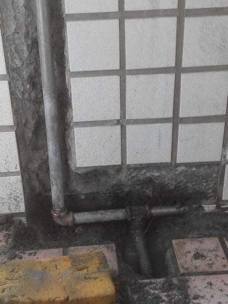 後陽台熱水管漏水